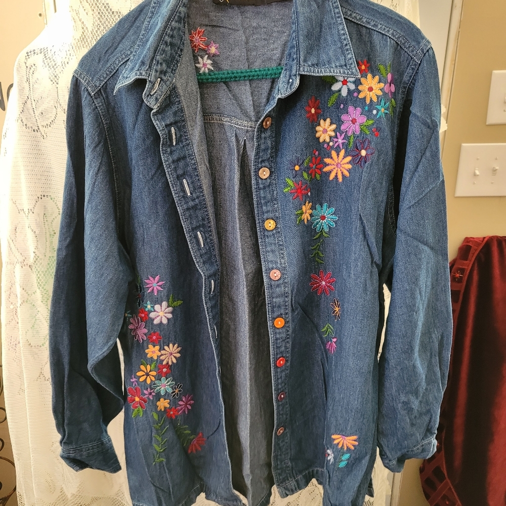 (2838) Silver Threads, Women's,  Size Medium,Denim button down Shirt,
